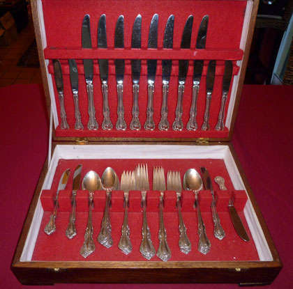 Canteen of solid silver cutlery - for eight