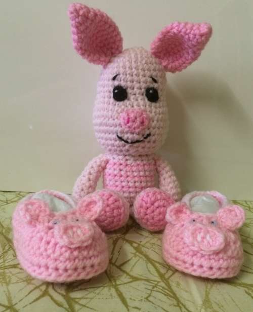 *Lovely Gift* Crocheted Amigurumi Toy & Booties Set (Miss Piggy)