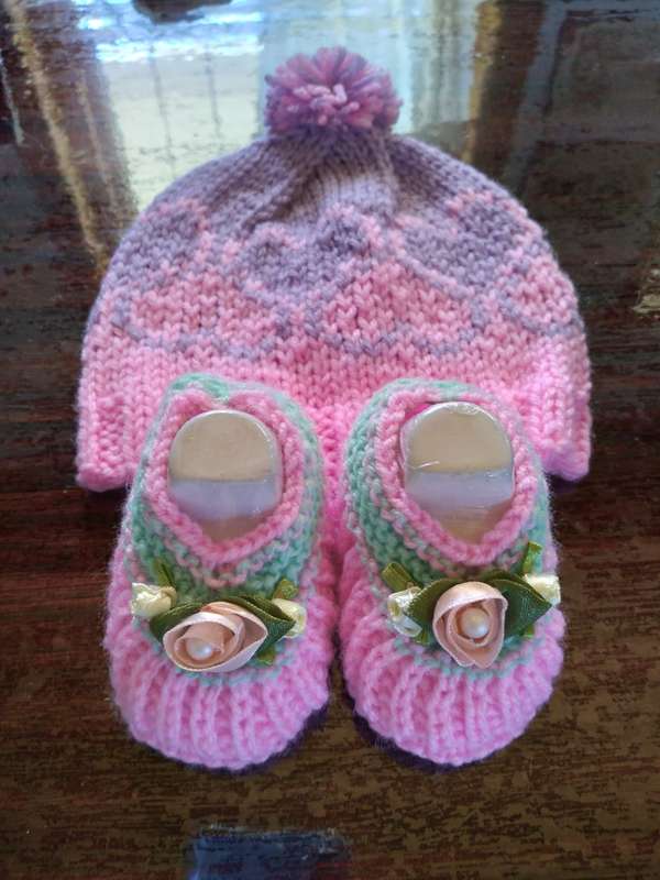 HAND KNITTED BABY BOOTIES AND BEANIE SET - NEWBORN TO 3 MONTHS