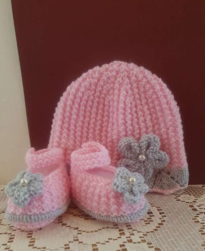 HAND KNITTED BABY BOOTIES AND BEANIE SET - NEWBORN TO 3 MONTHS