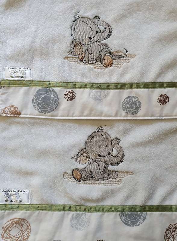 TWIN PACK EMBROIDERED BURP CLOTHS (SPOEGDOEK) - POLY TOWELLING - 32CMX60CM - GIFT BOX