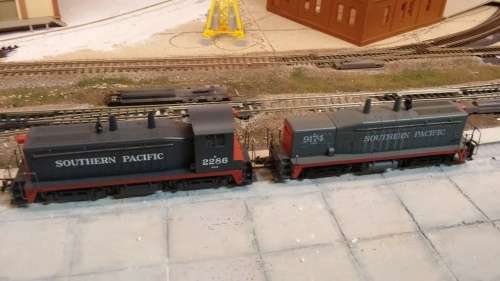 Athearn SW1 with calf BOTH powered