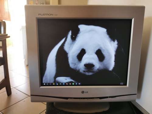 17 inch LG FLATRON F700P CRT Monitor (Please read the description)