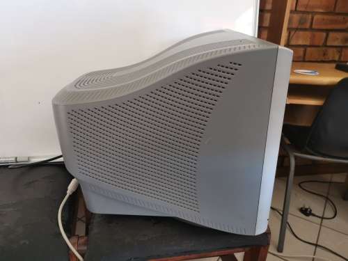 17 inch LG FLATRON F700P CRT Monitor (Please read the description)