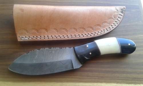 DAMASCUS Hand Made Knife, a must for your collection. Leather sheath included. Bull horn and Camel B