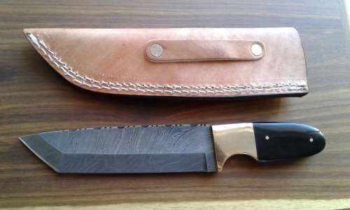 DAMASCUS Hand Made Knife, Leather sheath included. Bull horn handle, Nice size blade.