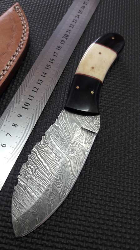DAMASCUS Hand Made Knife, a must for your collection. Leather sheath included. Bull horn+Camel bone