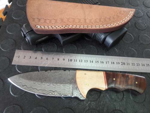 Handmade DAMASCUS Steel Knife, Wooden handle scales. Crazy R1 start, No reserve.