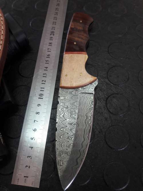 Handmade DAMASCUS Steel Knife, Wooden handle scales. Crazy R1 start, No reserve.