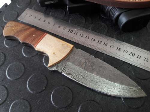Handmade DAMASCUS Steel Knife, Wooden handle scales. Crazy R1 start, No reserve.