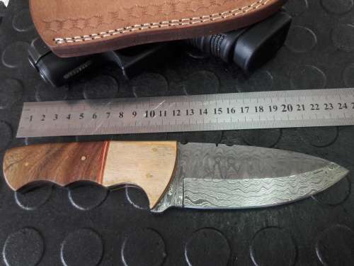 Handmade DAMASCUS Steel Knife, Wooden handle scales. Crazy R1 start, No reserve.