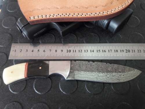 Handmade DAMASCUS steel Knife with Camel bone and bull horn handle. R1 start, No reserve auction.