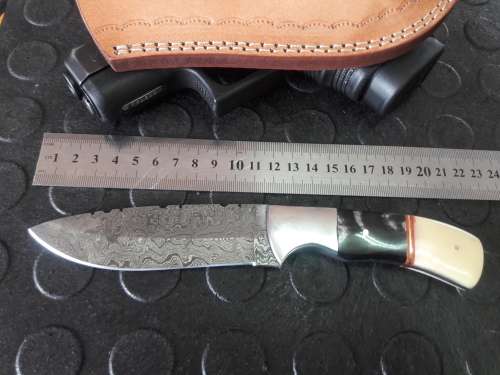 Handmade DAMASCUS steel Knife with Camel bone and bull horn handle. R1 start, No reserve auction.