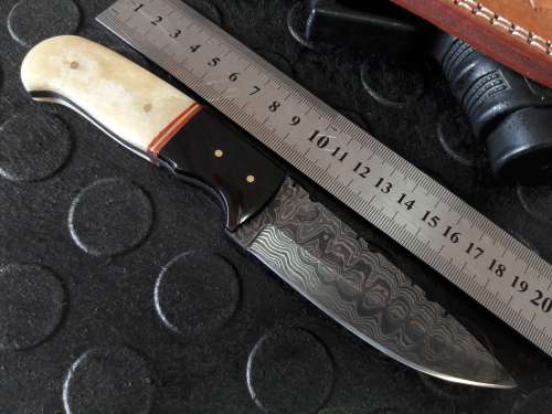 Handmade DAMASCUS steel Knife with Camel bone and bull horn handle. R1 start, No reserve auction.