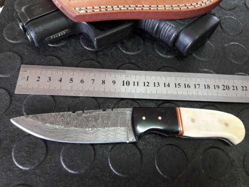 Handmade DAMASCUS steel Knife with Camel bone and bull horn handle. R1 start, No reserve auction.