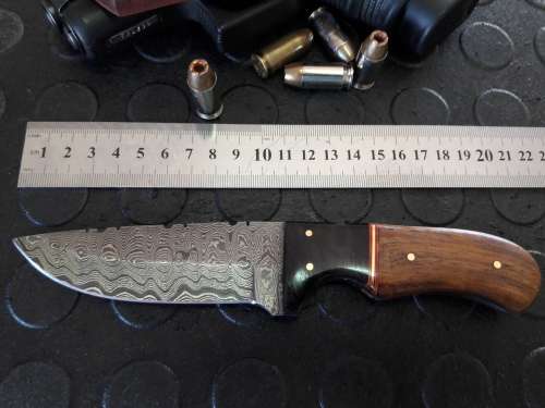 Handmade DAMASCUS steel Knife with Wood and bull horn handle. R1 start, No reserve auction.