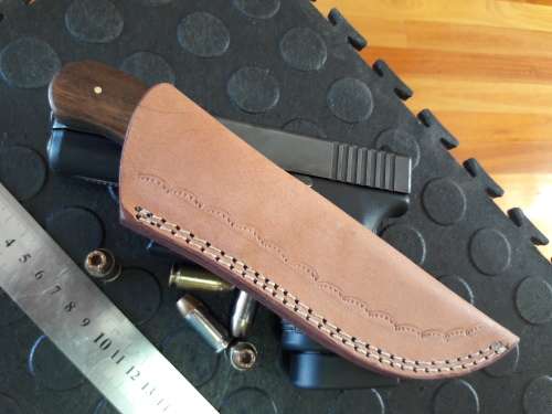 Handmade DAMASCUS steel Knife with Wood and bull horn handle. R1 start, No reserve auction.