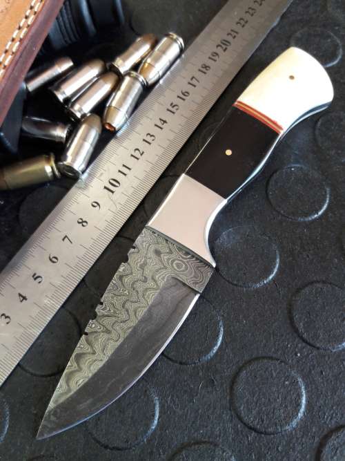 Handmade DAMASCUS steel Knife with Camel bone and bull horn handle. R1 start, No reserve auction.