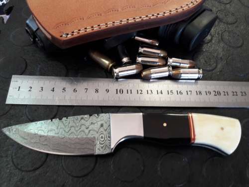 Handmade DAMASCUS steel Knife with Camel bone and bull horn handle. R1 start, No reserve auction.