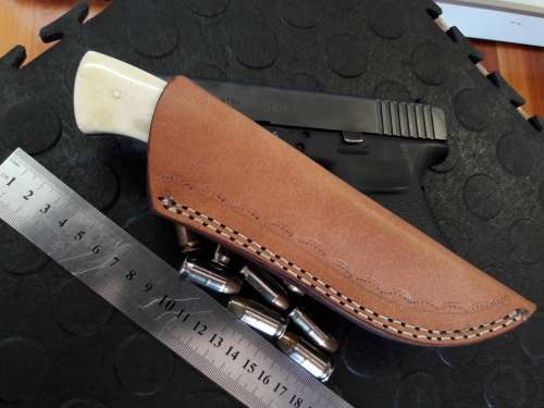 Handmade DAMASCUS steel Knife with Camel bone and bull horn handle. R1 start, No reserve auction.