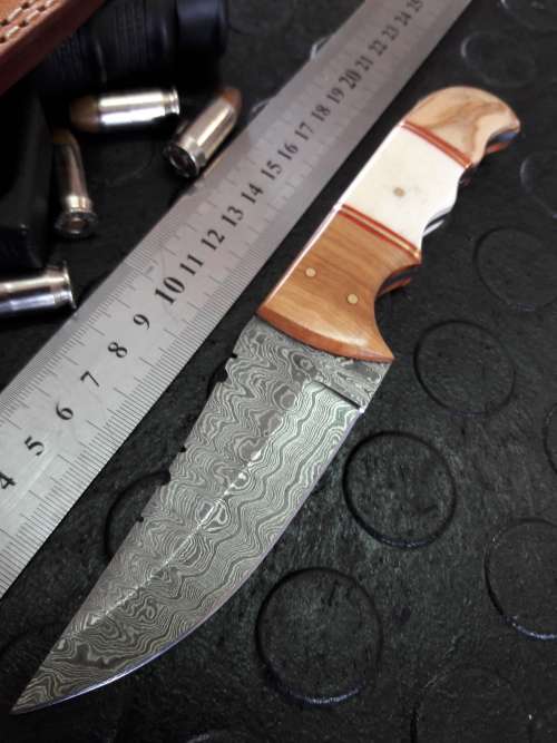 Handmade DAMASCUS Steel Knife, Camel Bone and wooden handle scales. Crazy R1 start, No reserve.