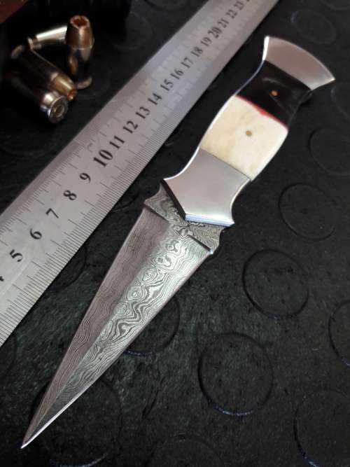 Handmade DAMASCUS steel Knife with Camel bone and bull horn handle. R1 start, No reserve auction.