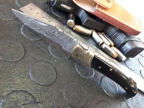 Handmade DAMASCUS  Folding Knife. BULL horn handle scales. Crazy R1 start, No reserve.