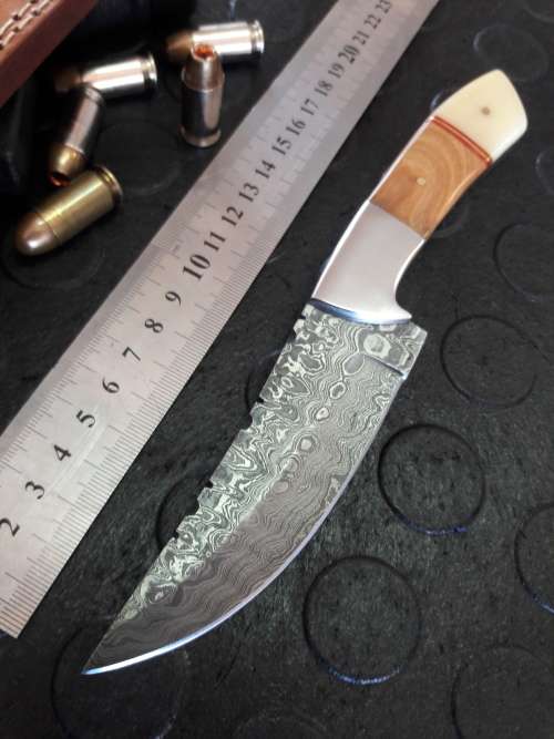 Handmade DAMASCUS Steel Knife, Camel Bone and wooden handle scales. Crazy R1 start, No reserve.