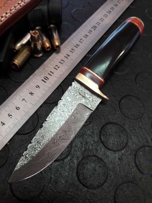 Handmade DAMASCUS steel Knife with Bull horn handle. R1 start, No reserve auction.