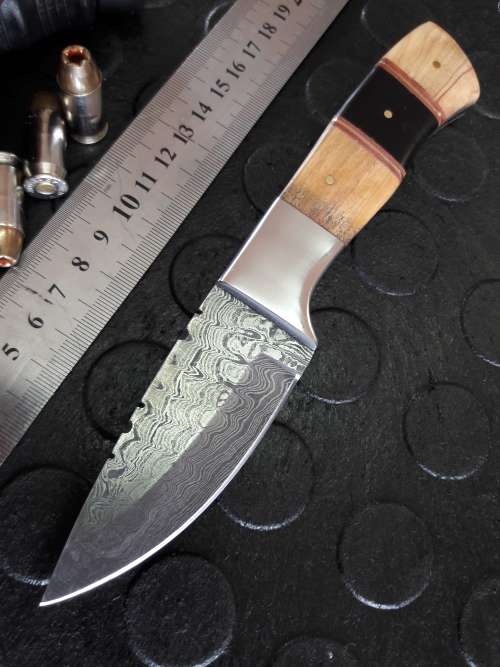 Handmade DAMASCUS Steel Knife, Bull Horn and wooden handle scales. Crazy R1 start, No reserve.