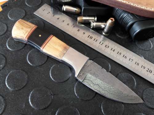 Handmade DAMASCUS Steel Knife, Bull Horn and wooden handle scales. Crazy R1 start, No reserve.