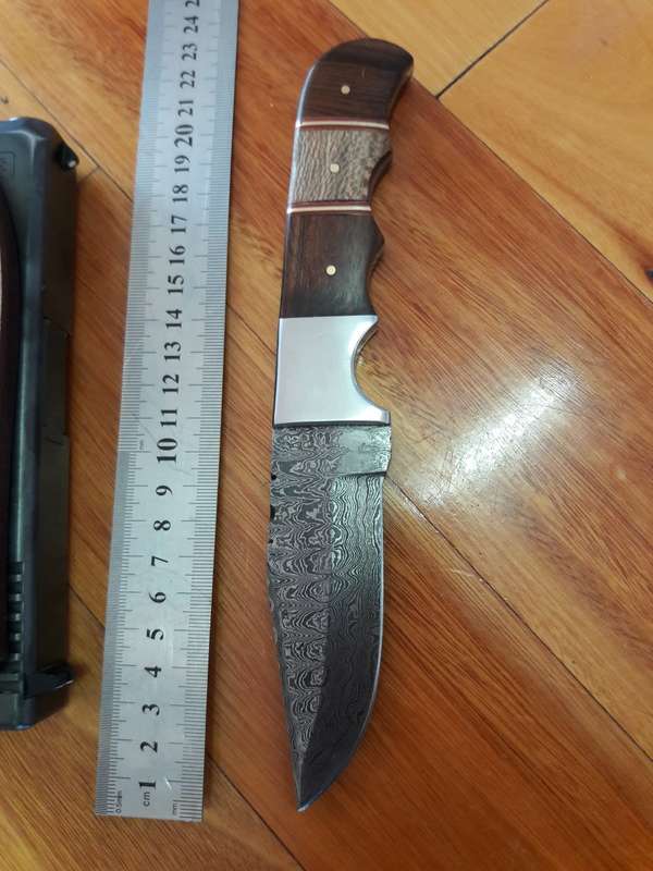 Handmade DAMASCUS Steel Knife, WOODEN handle scales. Crazy R1 start, No reserve.