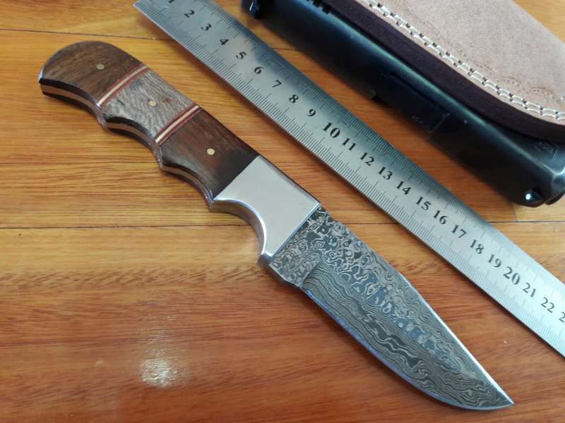 Handmade DAMASCUS Steel Knife, WOODEN handle scales. Crazy R1 start, No reserve.