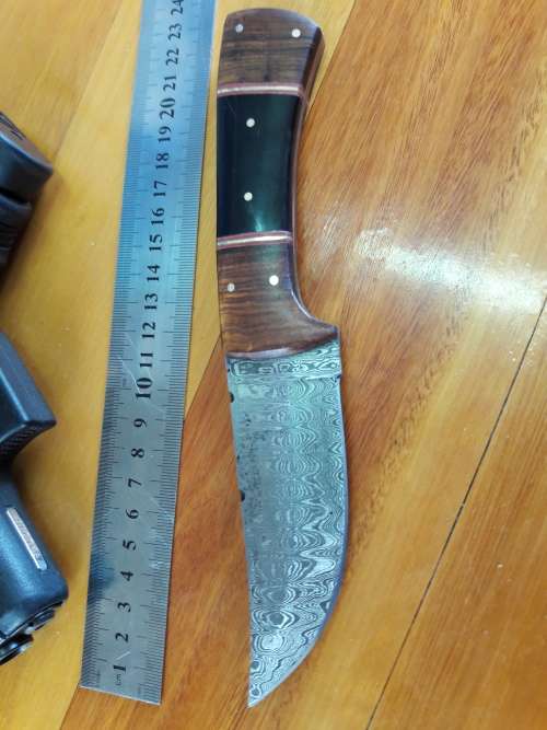 Handmade DAMASCUS Steel Knife, Bull Horn and wooden handle scales. Crazy R1 start, No reserve.