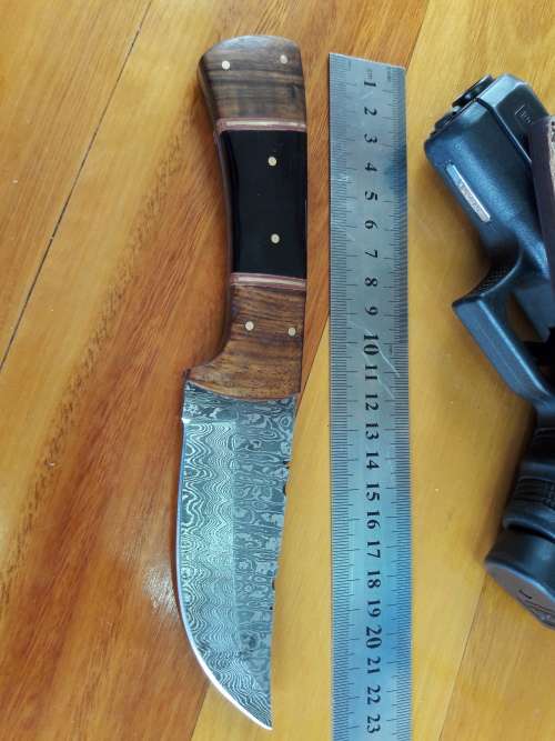 Handmade DAMASCUS Steel Knife, Bull Horn and wooden handle scales. Crazy R1 start, No reserve.