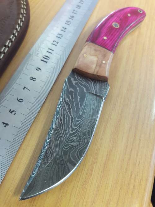 Handmade DAMASCUS Steel Knife, Wooden handle. Crazy R1 start, No reserve.