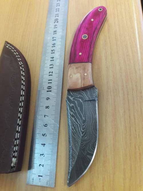 Handmade DAMASCUS Steel Knife, Wooden handle. Crazy R1 start, No reserve.