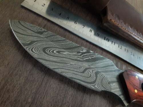 Handmade DAMASCUS Steel Hunting Knife with Wooden handle scales. FULL TANG !!!!!