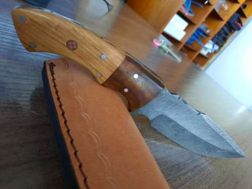 Handmade Damascus steel HUNTING  knife with WOODEN handle scales.