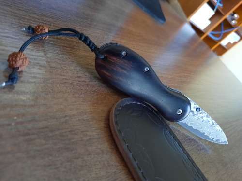 Damascus VG-10 Stainless Steel folding knife, RAZOR Sharp, New Stock,  Sandalwood handle scales.