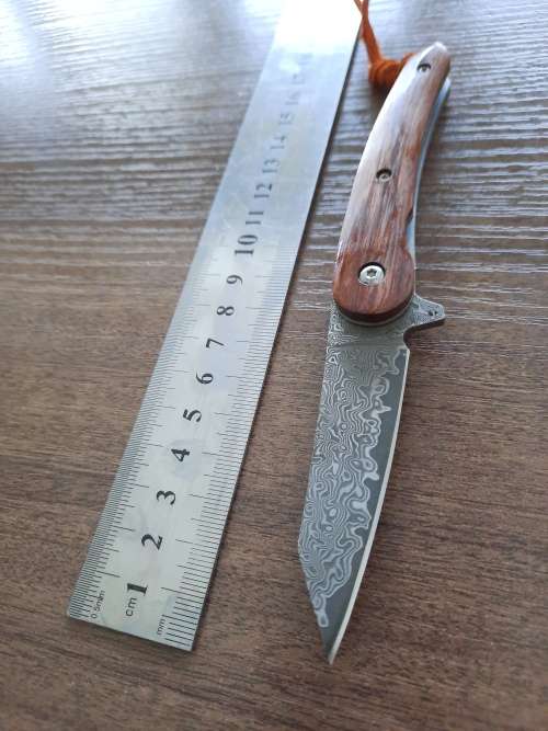 Damascus VG-10 Stainless Steel folding knife, RAZOR Sharp, New Stock, High Quality, Rosewood handle.