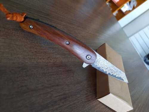 Damascus VG-10 Stainless Steel folding knife, RAZOR Sharp, New Stock, High Quality, Rosewood handle.