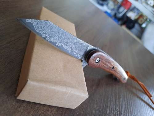Damascus VG-10 Stainless Steel folding knife, RAZOR Sharp, New Stock, High Quality, Rosewood handle.