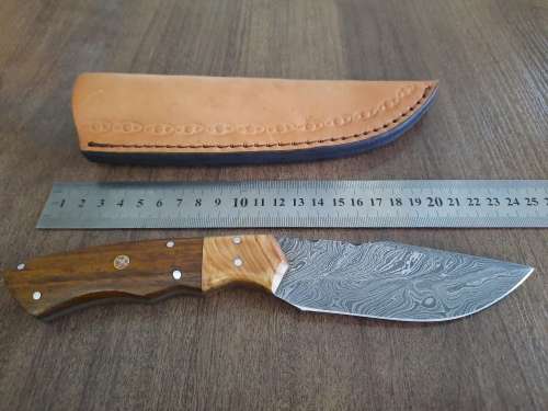 Handmade Damascus steel HUNTING  knife with WOODEN handle scales.  NEW STOCK !!