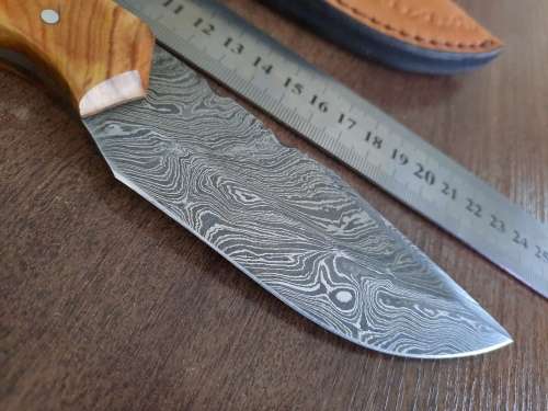 Handmade Damascus steel HUNTING  knife with WOODEN handle scales.  NEW STOCK !!