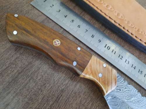 Handmade Damascus steel HUNTING  knife with WOODEN handle scales.  NEW STOCK !!