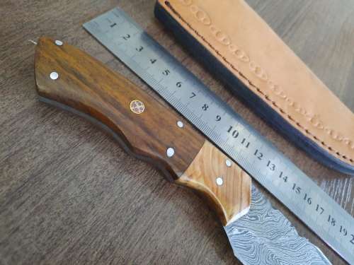 Handmade Damascus steel HUNTING  knife with WOODEN handle scales.  NEW STOCK !!
