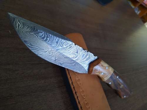 Handmade Damascus steel HUNTING  knife with WOODEN handle scales.  NEW STOCK !!