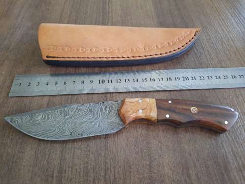 Handmade Damascus steel HUNTING  knife with WOODEN handle scales.  NEW STOCK !!