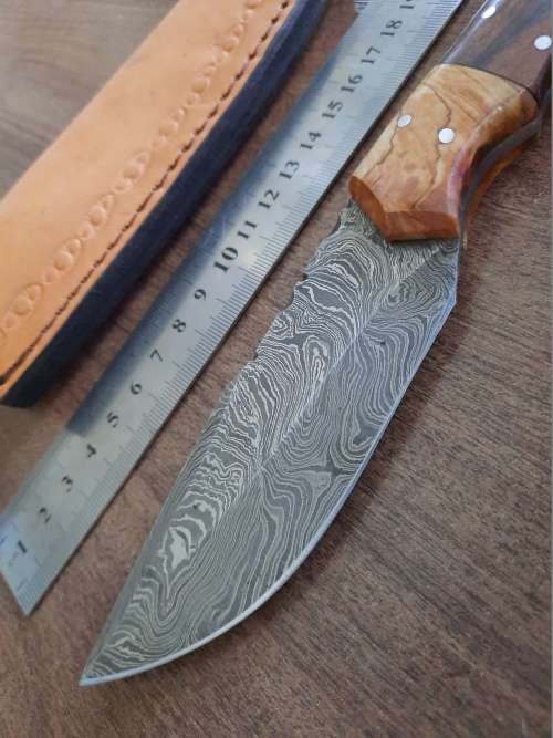 Handmade Damascus steel HUNTING  knife with WOODEN handle scales.  NEW STOCK !!